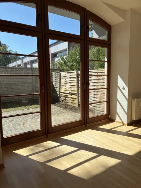 Schöne, helle 3-Zimmer-Erdgeschoß Wohnung nahe Strausberger Platz — photo 1